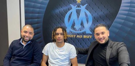 Emran Soglo avec ses agents (@AntMcFarlane)