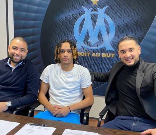 Emran Soglo avec ses agents (@AntMcFarlane)