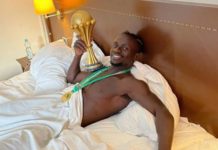 Sadio Mané avec la Coupe d'Afrique