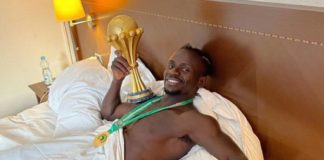 Sadio Mané avec la Coupe d'Afrique