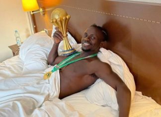 Sadio Mané avec la Coupe d'Afrique