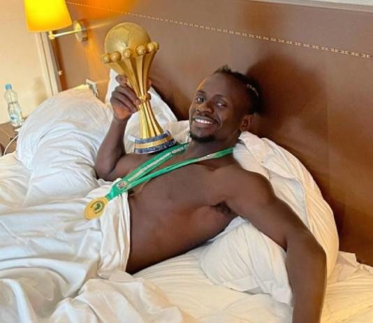 Sadio Mané avec la Coupe d'Afrique