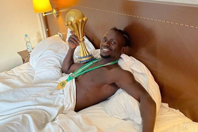 Sadio Mané avec la Coupe d'Afrique