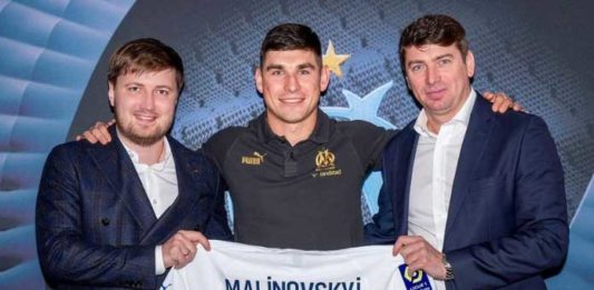 Malinovskyi avec ses agents lors de sa signature à l'OM (Instagram)