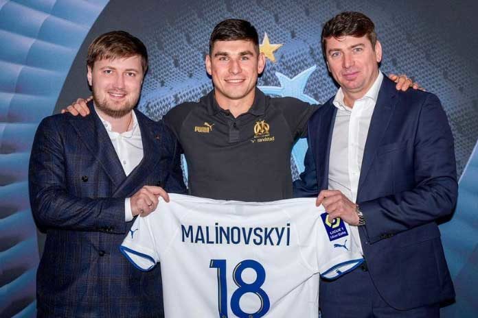 Malinovskyi avec ses agents lors de sa signature à l'OM (Instagram)