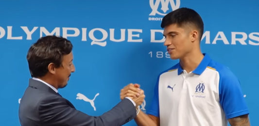 Mercato OM : Correa à l’Estudiantes ? Le club argentin répond ! Pablo Longoria avec Joaquin Correa lors de sa présentation à l'OM (capture écran Youtube)