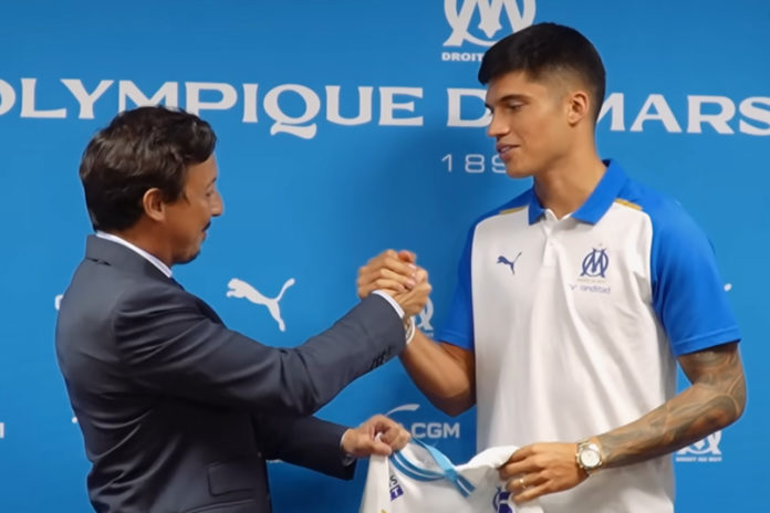 Pablo Longoria avec Joaquin Correa lors de sa présentation à l'OM (capture écran Youtube)