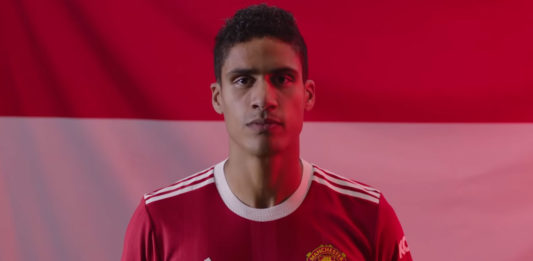 Mercato OM : mais d’où sort la folle rumeur Varane ? Varane à Manchester United (capture écran Youtube)