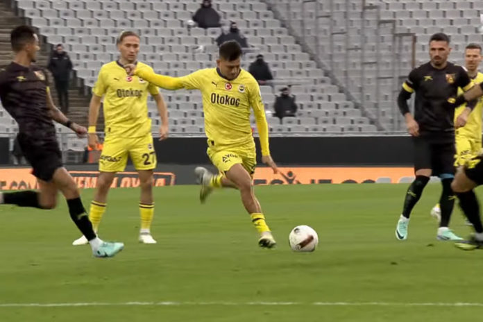 Cengiz Ünder avec Fenerbahçe (capture écran Youtube)