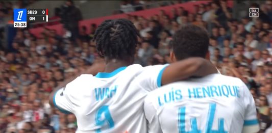 Wahi et Luis Henrique fêtent un but lors de Brest-OM (capture DAZN)