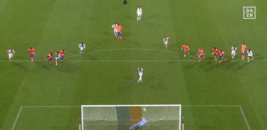 OL-OM : l'arrêt de Rulli sur le penalty de Lacazette (capture écran DAZN)
