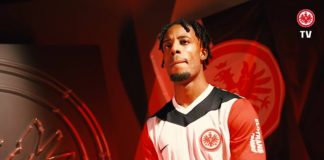 Elye Wahi pose sous le maillot de l'Eintracht Francfort