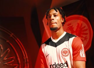 Elye Wahi pose sous le maillot de l'Eintracht Francfort
