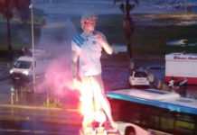 La statue de David avec le maillot de l'OM 1993