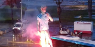La statue de David avec le maillot de l'OM 1993