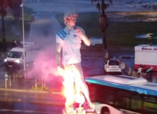 La statue de David avec le maillot de l'OM 1993