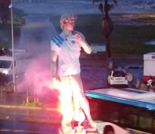 La statue de David avec le maillot de l'OM 1993