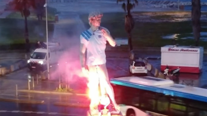 La statue de David avec le maillot de l'OM 1993