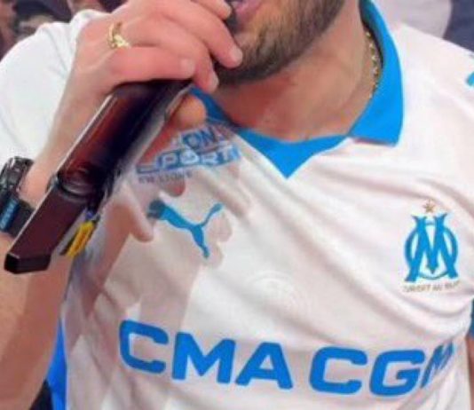 Le nouveau maillot domicile de l’OM dévoilé par Jul ! Le nouveau maillot domicile de l'OM 2025-2026 dévoilé par Jul