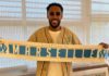 Aubameyang pose avec l'écharpe de l'OM pour son retour (Bengous)