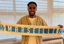 Aubameyang pose avec l'écharpe de l'OM pour son retour (Bengous)