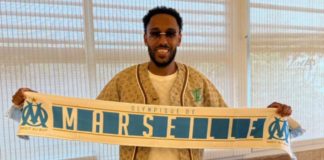 Aubameyang pose avec l'écharpe de l'OM pour son retour (Bengous)