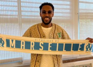 Mercato OM : les images de la folle arrivée d’Aubameyang et Paixão Aubameyang pose avec l'écharpe de l'OM pour son retour (Bengous)