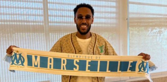Aubameyang pose avec l'écharpe de l'OM pour son retour (Bengous)