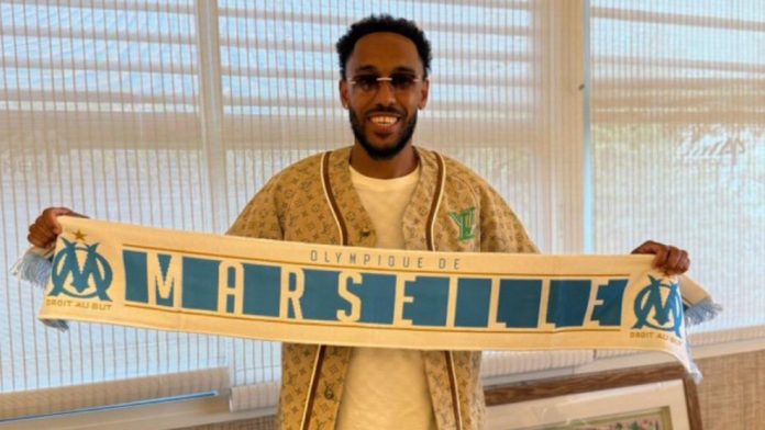 Aubameyang pose avec l'écharpe de l'OM pour son retour (Bengous)