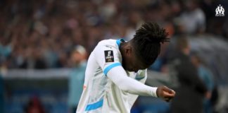 Jonathan Rowe célèbre un but avec l'OM