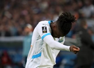 Jonathan Rowe célèbre un but avec l'OM
