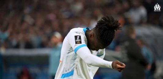 Jonathan Rowe célèbre un but avec l'OM