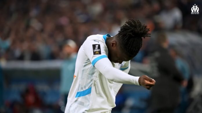 Jonathan Rowe célèbre un but avec l'OM