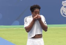 Endrick lors de sa signature au Real Madrid