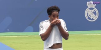 Endrick lors de sa signature au Real Madrid
