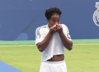 Endrick lors de sa signature au Real Madrid