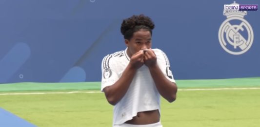 Endrick lors de sa signature au Real Madrid