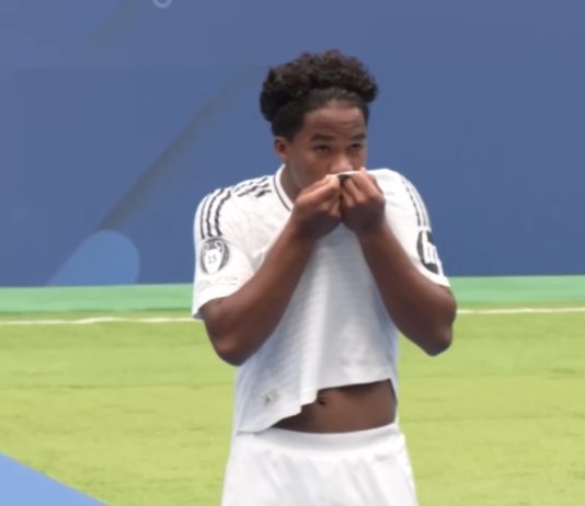 Endrick lors de sa signature au Real Madrid