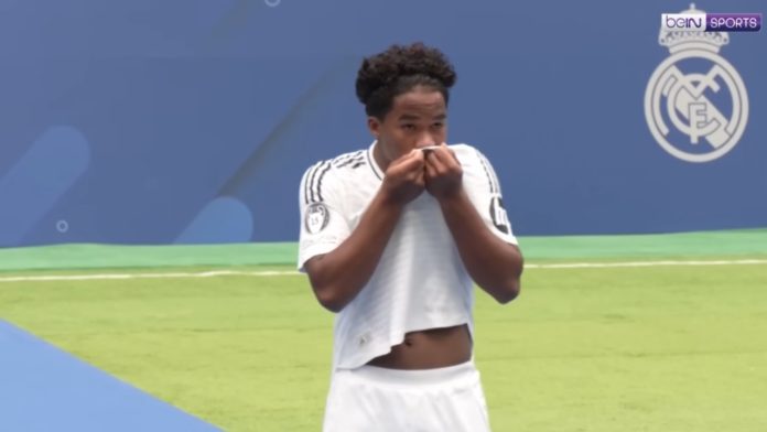 Endrick lors de sa signature au Real Madrid
