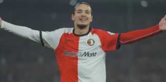 Anis Hadj Moussa célèbre un but avec Feyenoord