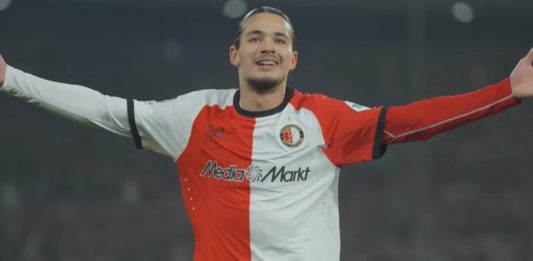 Anis Hadj Moussa célèbre un but avec Feyenoord