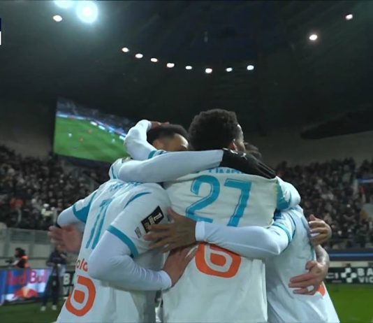 La joie des Marseillais après le but d'Aubameyang lors de Paris FC-OM