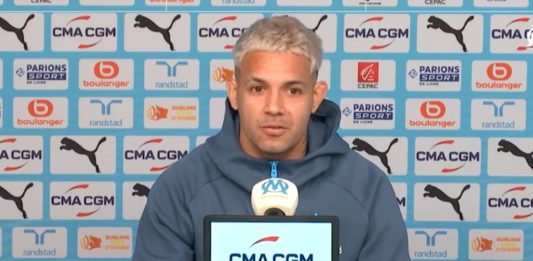 Facundo Medina en conférence de presse avec l'OM