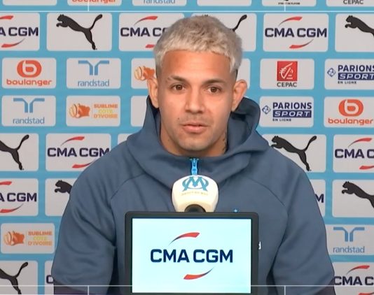 Facundo Medina en conférence de presse avec l'OM