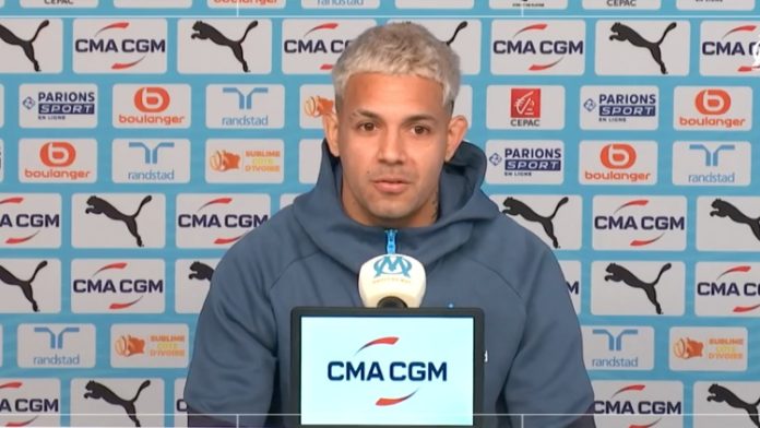 Facundo Medina en conférence de presse avec l'OM